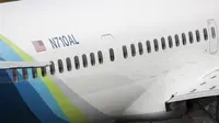 Pesawat Boeing 737-9 MAX milik Alaska Airlines diparkir menyusul insiden panel pintu copot di udara. (dok. Jason Redmond / AFP)