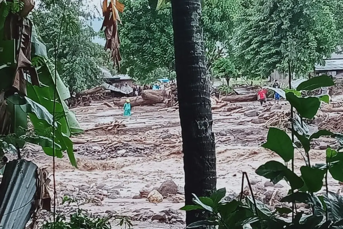 Banjir Bandang melanda Flores Timur, Nusa Tenggara Timur (NTT) pada Minggu (4/4/2021).