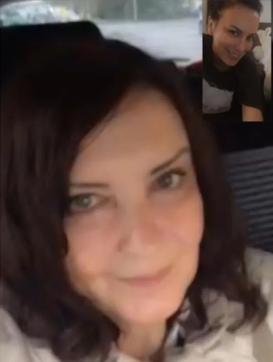 Ketika Sophia Latjuba merindukan sang ibu, ia menggunakan face time untuk meredakan rasa rindu kepada sang ibu yang berada di Jerman. (Liputan6.com/IG/@sophia_latjuba88)