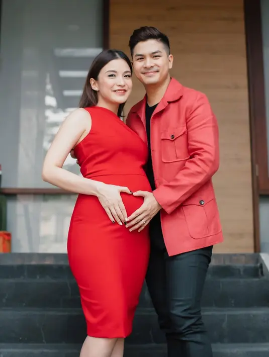 Tak sedikit pula netizen yang menyabut jika keduanya merupakan couple goals. Pasalnya, baik Chelsea Olivia atau Glenn Alinskie sering memperlihatkan kekompakkan dan keharmonisan bersama. (Liputan6.com/IG/@chelseaoliviaa)