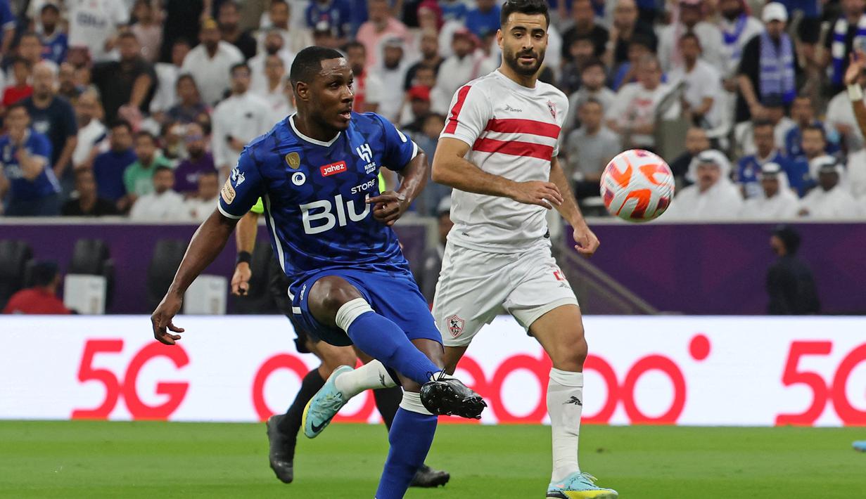 Odion Ighalo. Striker Nigeria berusia 33 tahun yang sempat membela Manchester United ini sudah sejak tengah musim 2020/2021 hijrah ke Liga Arab Saudi. Setelah semusim membela Al-Shabab, ia kini memperkuat kub Saudi Pro League lainnya, Al-Hilal SFC. Bersama Al-Hilal SFC musim ini ia telah tampil dalam 13 laga di semua ajang dengan torehan 7 gol dan 1 assist. (AFP/Karim Jaafar)