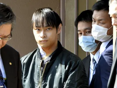 Kabu Terauchi (kedua kiri) dikawal petugas meninggalkan rumah sakit menuju kantor polisi di Izunokuni, Jepang, Kamis (31/3). Pria 23 tahun itu ditangkap lantaran menyekap gadis remaja selama dua tahun di dalam apartemen miliknya. (REUTERS/Kyodo)