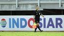 Park Mi-suk yang menjadi asisten wasit dua menjalani tugasnya dengan sangat baik menemani dua koleganya sepanjang 90 menit. (Bola.com/Ikhwan Yanuar)