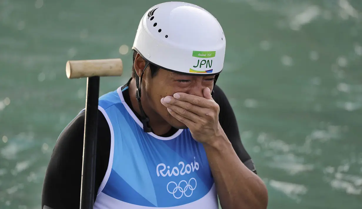 Pendayung Jepang, Takuya Haneda, menangis usia meraih perunggu nomor kano perorangan pada Olimpiade 2016 di Rio de Janeiro, Brasil, Selasa (9/8/2016). (AP/Jae C. Hong)