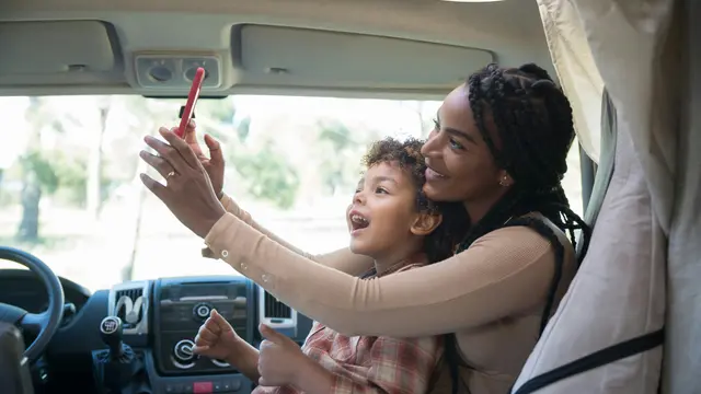 Solusi Praktis Menjaga Mood Anak dengan Travel Kit di Tengah Kemacetan Saat Road Trip