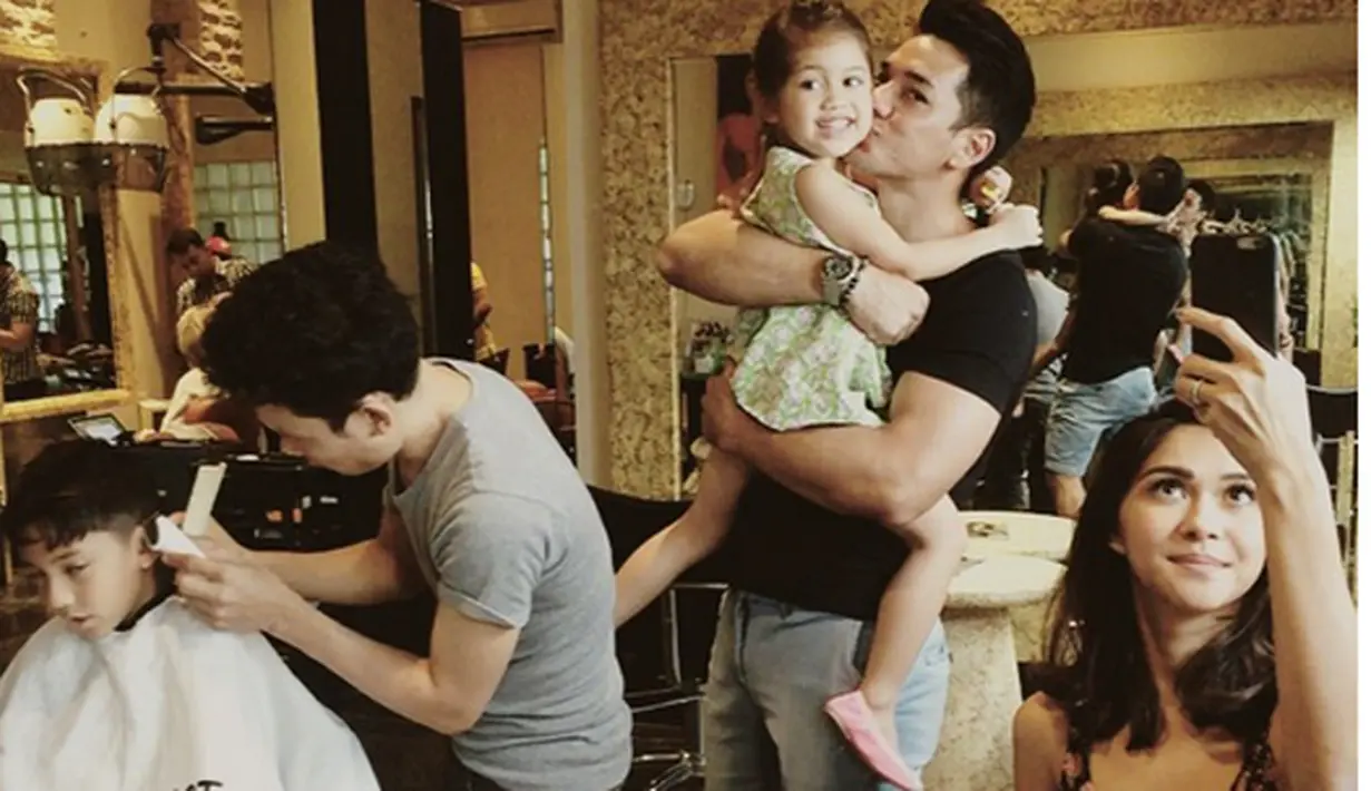 Nana, Andrew dan anak putrinya sedang menunggu anak cowoknya, Jason yang sedang potong rambut di salon. (Instagram/@nanamirdad)