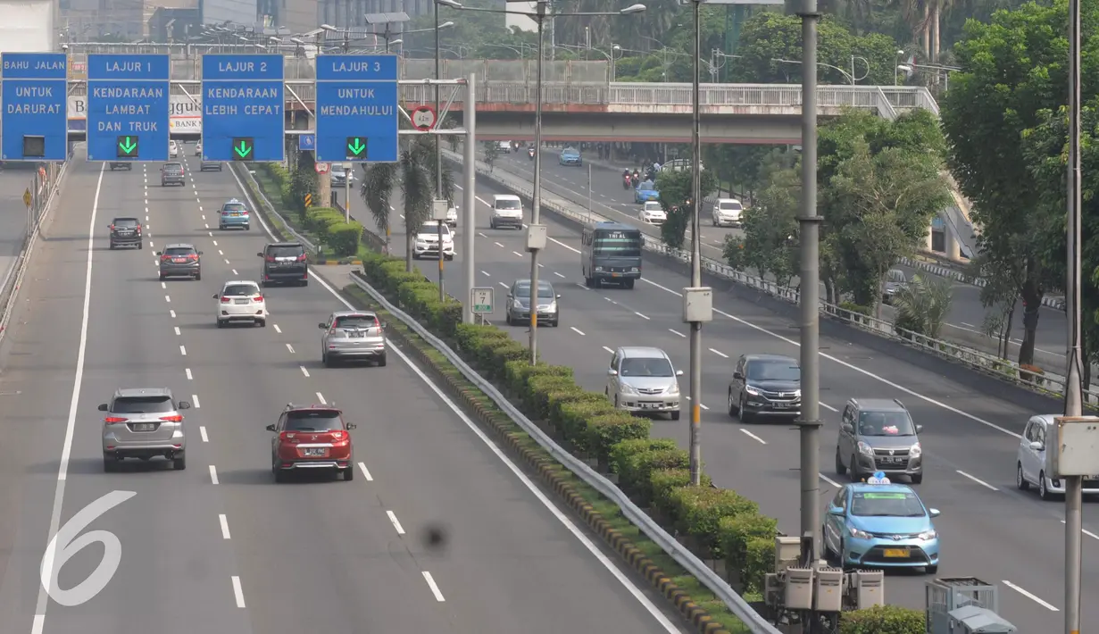 Suasana di Jalan Tol Dalam Kota lengang kawasan Gatot Subroto, Jakarta, Jumat (4/11). Lancarnya arus lalin disebabkan adanya Aksi Damai 4 November yang mengecam Ahok yang diduga melakukan penistaan agama. (Liputan6.com/Helmi Afandi)