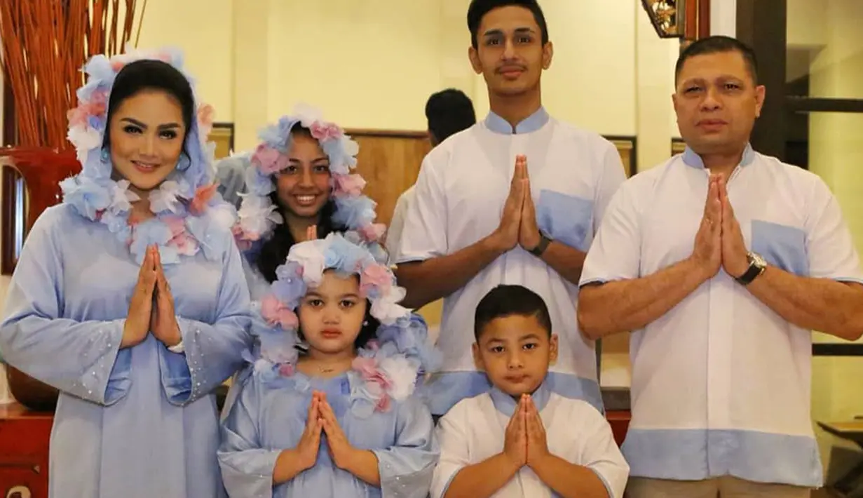 Dalam foto ini, Krisdayanti dan Raul Lemos terlihat sangat kompak dengan anak-anak mereka saat momen lebaran. (Liputan6.com/IG/@raullemos06)