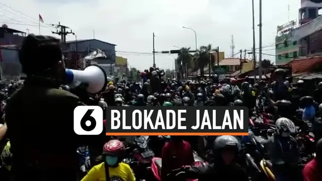 VIDEO: Tolak Omnibus Law, Buruh Blokade Jalan di Cikarang