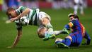 Lionel Messi melanggar bek Celtic, Jozo Simunovic, pada laga kelima Grup C Liga Champions di Celtic Park, Rabu (23/11/2016). (AFP/Paul Ellis)