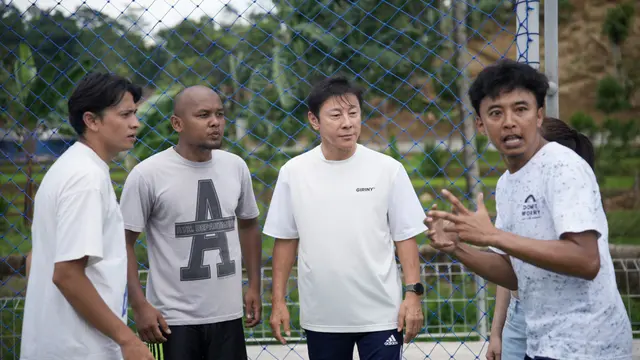 Shin Tae-yong bermain dalam film Ghost Soccer: Bola Mati.