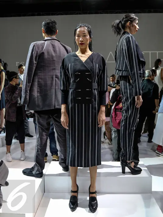 Para model memakai pakaian rancangan desainer senior Tri Handoko saat tampil di  IPMI Trend Show 2017, Jakarta, (11/11). Bertajuk Rectitude, Tri Handoko memamerkan 16 koleksi Spring Summer 2017. (Liputan6.com/Faizal Fanani)