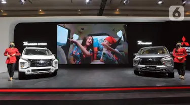 Model berdiri samping mobil Mitsubishi New Xpander pada Jakarta Auto Week (JAW) 2022 di booth Mitsubishi Motors JCC, Jakarta, Selasa (15/3/2022). PT Mitsubishi Motors Krama Yudha Sales Indonesia (MMKSI) menghadirkan line-up unggulan Mitsubishi Motors sebagai unit display. (Liputan6.com/Fery Pradolo)