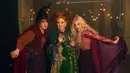 <p>Gambar yang dirilis oleh Disney ini menunjukkan Kathy Najimy (kiri) sebagai Mary Sanderson, Bette Midler (tengah) sebagai Winifred Sanderson, dan Sarah Jessica Parker (kanan) sebagai Sarah Sanderson dalam film Hocus Pocus 2. Hocus Pocus 2 merupakan film komedi supranatural karya Anne Fletcher yang akan mulai tayang pada 30 September 2022 di Disney+. (Matt Kennedy/Disney via AP)</p>