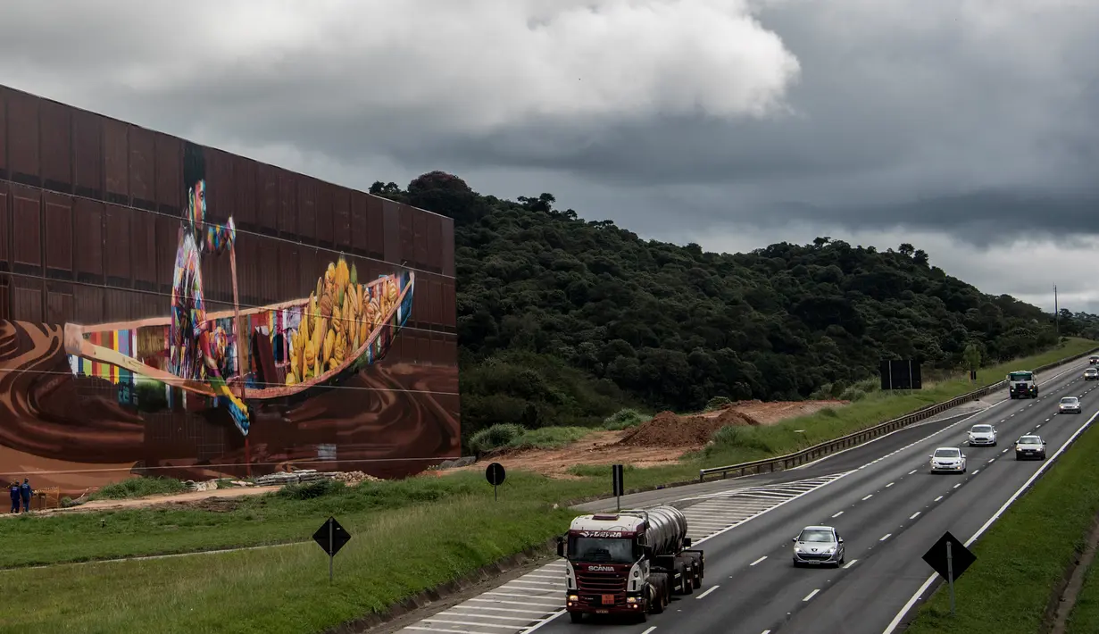 Sejumlah kendaraan melintas disamping mural raksasa karya Eduardo Kobra di Itapevi, wilayah metropolitan Sao Paulo, Brasil (12/4). (AFP Photo/Nelson Almeida)