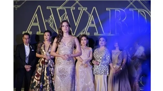 7 Momen Nia Ramadhani saat Dinobatkan jadi Influencer Terbaik, Tampil Memukau