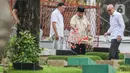 Letjen TNI (Purn) Sjafrie Sjamsoeddin tampak mendampingi Prabowo Subianto saat berziarah. (Liputan6.com/Angga Yuniar)