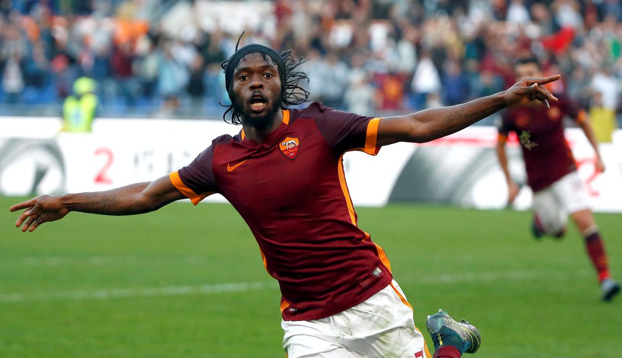 Selebrasi pemain AS Roma, Gervinho, setelah mencetak gol kedua ke gawang Lazio dalam lanjutan Serie A di Stadion Olimpico, Roma, Minggu (8/11/2015) malam WIB. (Reuters/Alessandro Bianchi)