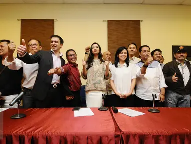 Sejumlah pekerja film berkumpul usai membacakan dukungan revisi PP Daftar Negatif Investasi Sektor Usaha Film di Jakarta, Selasa (9/2/2016). Mereka mendukung Presiden Jokowi untuk menandatangani revisi PP tersebut. (Liputan6.com/Helmi Fithriansyah)