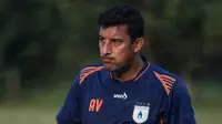 Pelatih Persipura Jayapura, Alfredo Vera, memimpin latihan di Lapangan Sutasoma 77 Halim Perdanakusuma, Jakarta, Selasa (3/1/2017). Latihan ini merupakan persiapan jelang laga eksebisi melawan Persib Bandung. (Bola.com/Vitalis Yogi Trisna)