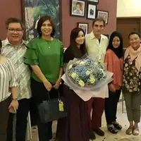 Asmirandah dan kedua orang tuanya. (Facebook/Fans Jonas Rivanno)