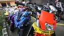 Motor gede (moge) sitaan milik tersangka Quotex, Doni Salmanan terparkir di halaman Bareskrim Polri, Jakarta, Senin (14/3/2022). Dittipidsiber Bareskrim Polri menyita mobil Porsche, Lamborghini hingga belasan motor gede (moge) milik Doni Salmanan. (Liputan6.com/Faizal Fanani)