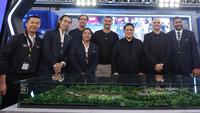 Menpora Erick Thohir (ketiga dari kanan) berfoto bersama para legenda Liga Italia, Esteban Cambiasso, Christian Panucci dan Alessandro Nesta di booth FIFA yang berada pada acara Indonesia Sports Summit 2025 (ISS 2025) resmi digelar di Indonesia Arena, Senayan, Jakarta pada Sabtu (6/12/2025).