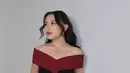 Prilly Latuconsina tampil anggun kenakan dress off shoulder merah hitam dengan potongan slit. Bikin tubuh petite Prilly terlihat lebih jenjang [@prillylatuconsina96]