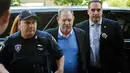 Produser Hollywood Harvey Weinstein dengan kawalan tiba di pengadilan, New York, Jumat (25/5). Harvey Weinstein mendapatkan penangguhan penahanan dengan uang jaminan 1 juta dolar AS dengan sangkaan pemerkosaan dan kekerasan seks. (AP/Mark Lennihan)