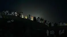 Umat Muslim berkumpul di bukit berbatu yang dikenal sebagai Jabal Rahmah atau Gunung Rahmat, di Dataran Arafah, selama ibadah haji tahunan di dekat kota suci Mekah, Arab Saudi, Selasa 26 Mei 2026. (AP Photo/Altaf Qadri)