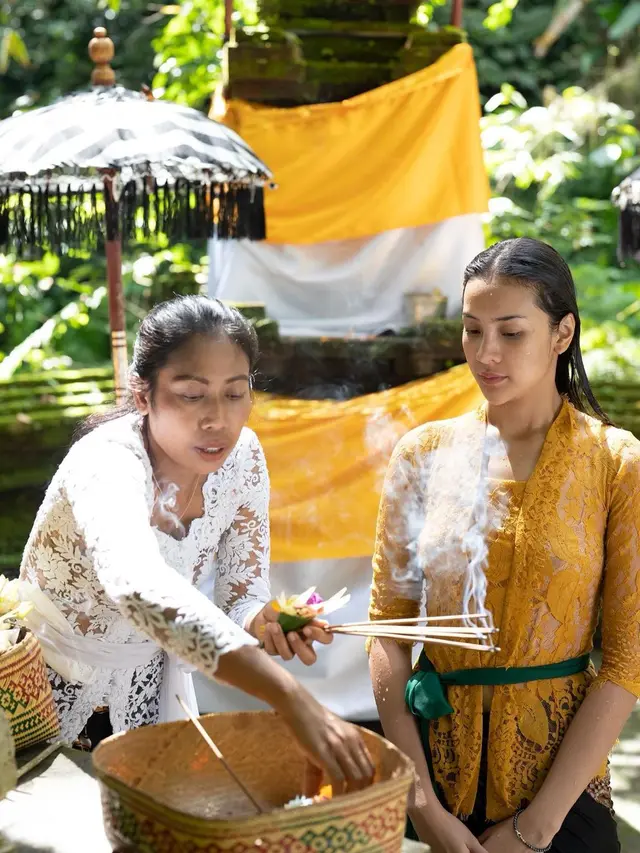 7 Potret Anya Geraldine Jalani Ritual Melukat, Mengaku Nyaman dan Damai