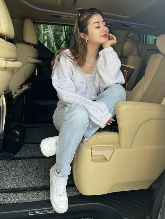 Ghea Youbi yang memiliki body goal itu tampil cantik saat berpose. Tidak sedikit yang memujinya bahwa ia tetap selalu cantik dengan gayanya. (Instagram/gheayoubi)