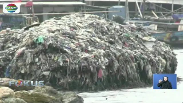 Sampah di Pantai Marunda sudah mulai menggunung. Tidak ada petugas yang membersihkan.