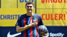 Andreas Christensen resmi diperkenalkan jadi pemain baru Barcelona pada Kamis (07/07/2022) waktu setempat di pusat latihan Joan Gamper. (AFP/Pau Barrena)