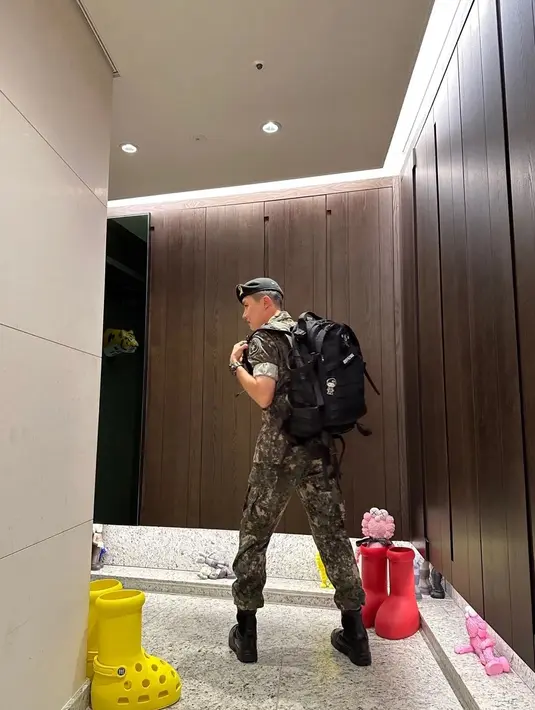 Dalam bidikan lain, dia memamerkan ransel besarnya dan tertangkap sedang berjalan menjauh dari kamera. (Foto: Instagram/ uarmyhope)