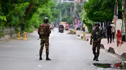 Pihak berwenang setempat masih mempertahankan kontrol yang ketat meskipun terlihat tenang. (Munir UZ ZAMAN/AFP)