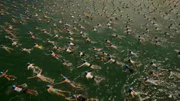 Ratusan orang berpartisipasi dalam lomba renang 1.500 meter melintasi Danau Zurich, Swiss. (1/7/2015). (REUTERS/Arnd Wiegmann)