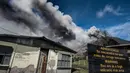 Gunung Turrialba mengeluarkan abu vulkanik saat erupsi, terlihat dari Cartago, 35 km dari San Jose, Kosta Rika (6/1). Gunung berketinggian 3.432 mdpl tersebut kembali meletus pada Kamis (5/1). (AFP Photo/Ezequiel Becerra)