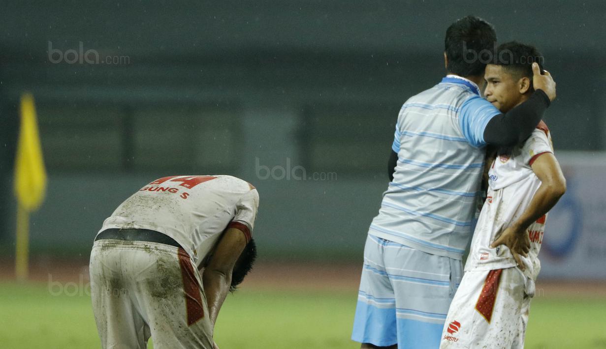 Para pemain Persis Solo tampak sedih usai takluk dari Kalteng Putra FC pada laga Liga 2 di Stadion Patriot, Bekasi, Senin (13/11/2017). Persis Solo kalah 0-1 dari Kalteng Putra FC. (Bola.com/M Iqbal Ichsan)