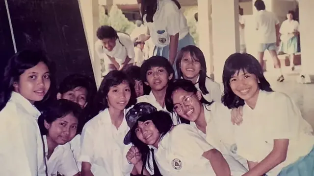 6 Potret Lawas Feni Rose, Penampilannya Bikin Pangling