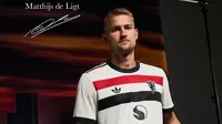 Manchester United resmi merampungkan transfer Matthijs de Ligt dan Noussair Mazraoui pada bursa transfer musim panas tahun ini, Rabu (14/8/2024) dini hari WIB. (dok. Manchester United)&nbsp;