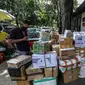 Pegawai jasa ekspedisi mengecek barang yang akan dikirim ke daerah di Pasar Senen, Jakarta Pusat, Selasa (5/5/2020). Jasa pengiriman barang melalui kereta mengalami penurunan sebagai imbas pandemi Covid-19. (Liputan6.com/Faizal Fanani)