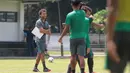 Senyum pelatih timnas Indonesia U-23, Luis MIlla usai sesi latihan di Lapangan ABC Senayan, Jakarta (21/2/2018). Latihan ini merupakan persiapan Asian Games 2018. (Bola.com/Nick Hanoatubun)