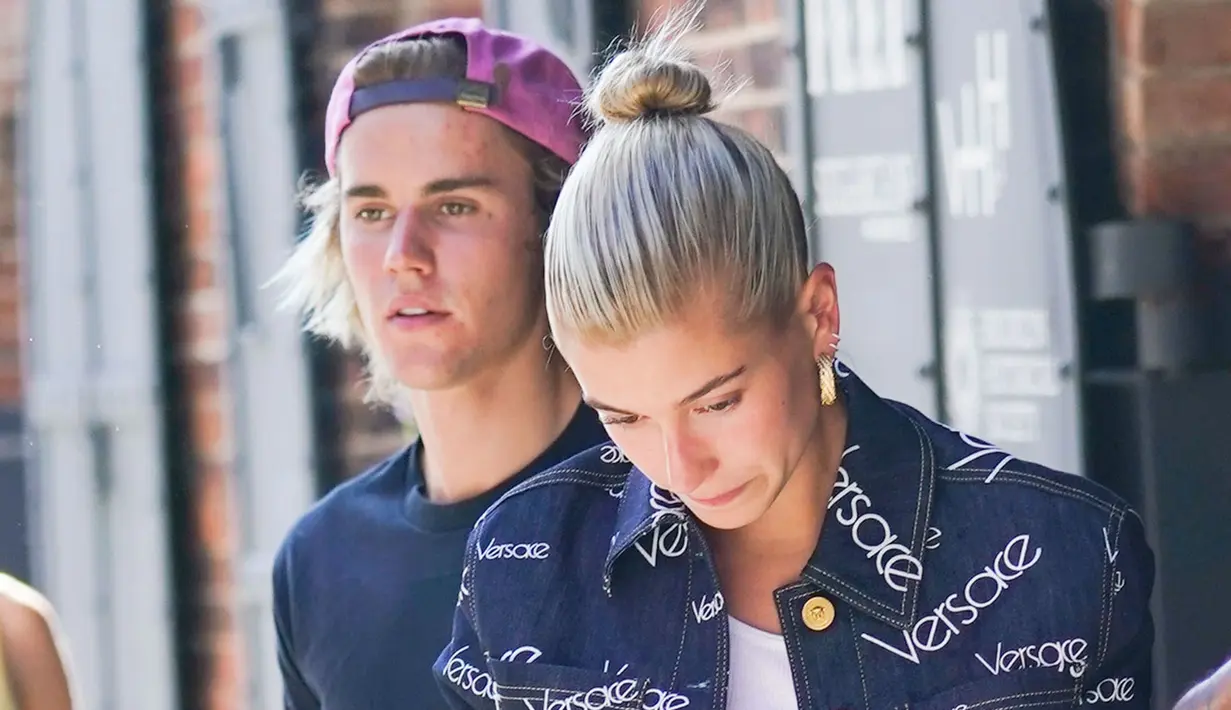 Justin Bieber dan Hailey Baldwin kini memang tengah gemar sekali memamerkan kemesraan mereka di ruang publik. (W Magazine)