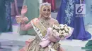 Finalis dari Malaysia, Uyaina Arshad melambaikan tangan seusai dinobatkan sebagai Puteri Muslimah Asia 2018 pada malam final di Studio 6 Emtek, Jakarta, Senin (7/5). Uyaina Arshad berhasil menyisihkan 18 peserta. (Liputan6.com/Faizal Fanani)