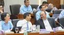 Kepala Badan Gizi Nasional (BGN), Dadan Hindayana (kanan-depan) bersama Menteri Kesehatan Budi Gunadi Sadikin (tengah-depan) saat mengikuti rapat kerja bersama dengan Komisi IX DPR RI di Kompleks Parlemen, Jakarta, Rabu (1/10/2025). (merdeka.com/Arie Basuki)