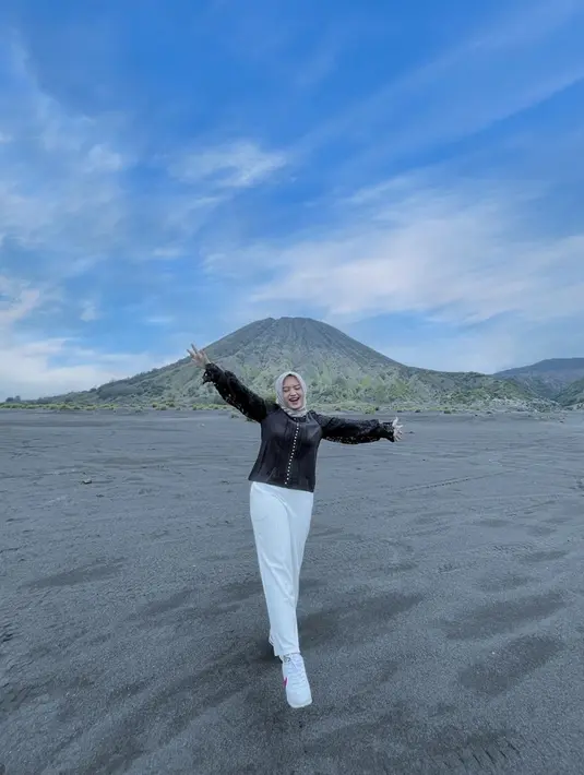 Bromo menjadi tempat liburan yang menarik bagi Woro Widowati. Keindahan Bromo ini membuat Woro terlihat sumringah menikmati waktu liburannya. Tak heran, foto ini bahkan disebut netizen memancarkan aura positif efek bahagianya Woro saat lepas penat. (Liputan6.com/IG/@worow0ro)