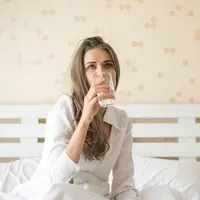 Kebiasaan minum air, khususnya air hangat, di pagi hari juga sering dikaitkan dengan berbagai manfaat kesehatan lainnya, mulai dari membantu pencernaan hingga meningkatkan fokus. (foto/dok: freepik/jcomp)