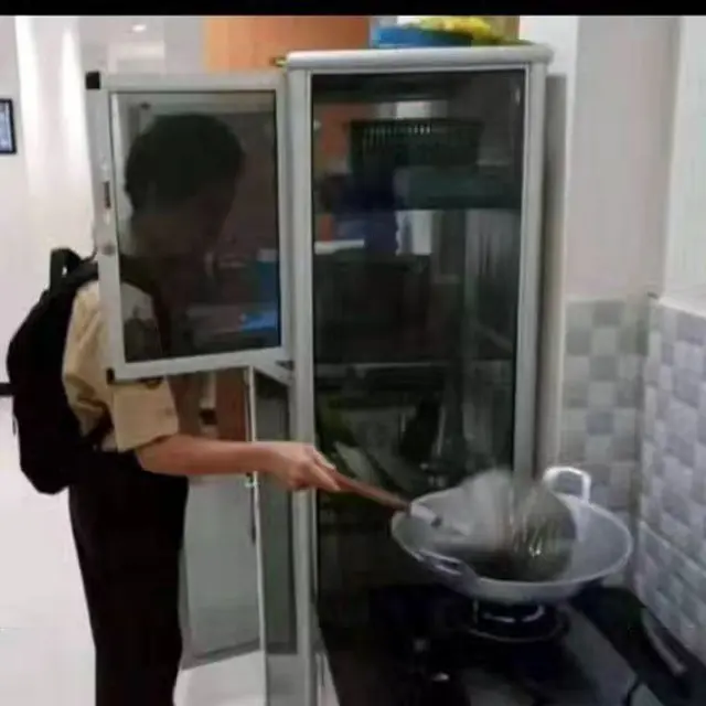 6 Aksi Nyeleneh Orang Takut Kena Cipratan Minyak ketika Masak Ini Kocak