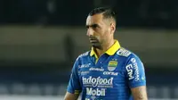 Striker Persib Bandung, Artur Gevorkyan, saat melawan Persipura Jayapura pada laga Liga 1 2019 di Stadion Si Jalak Harupat, Jawa Barat, Sabtu (18/5). Persib menang 3-0 atas Persipura. (Bola.com/M Iqbal Ichsan)